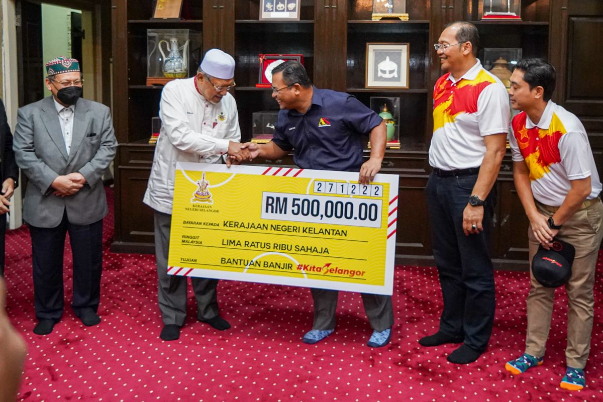 சிலாங்கூர் அரசின் வெ.500,000 வெள்ள உதவி நிதியை மந்திரி புசார் கிளந்தான் அரசிடம் ஒப்படைத்தார்