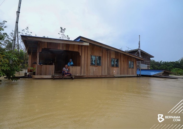 Warga emas bina rumah tong plastik hadapi banjir di Terengganu
