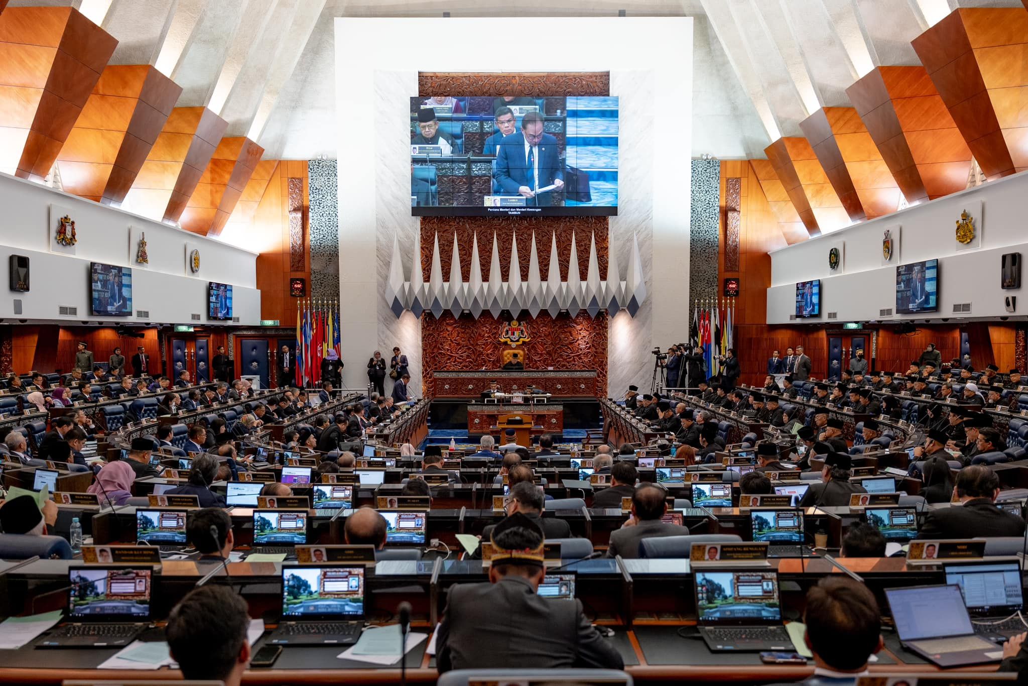 维持前朝宣布拨逾1077亿   公仆续获100特别调薪700援金