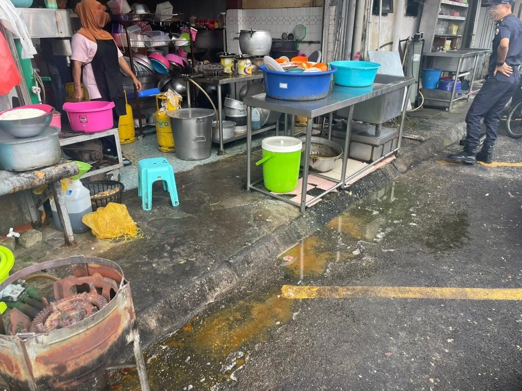Lorong belakang kedai kotor, MPKL keluar dua notis ke atas sebuah premis makanan