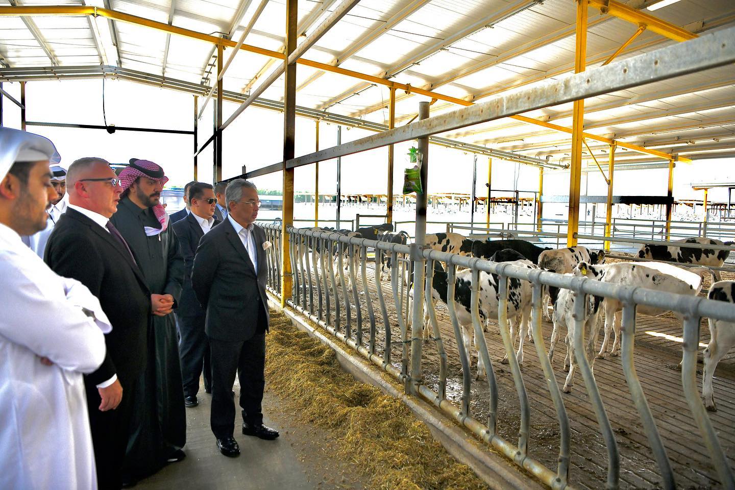 King visits Baladna Food Industries in Qatar