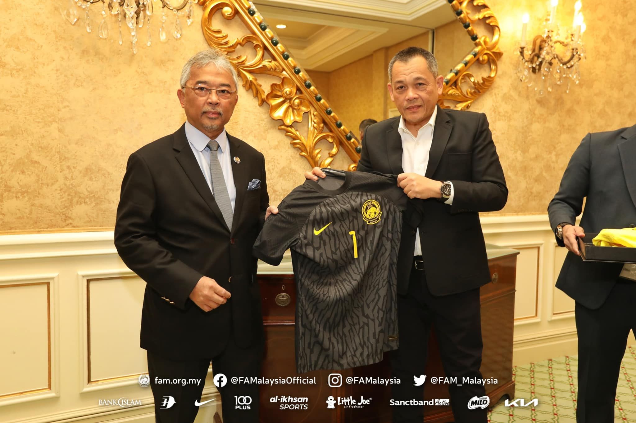 King grants audience to FAM president in Qatar