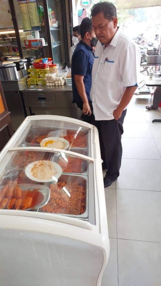 தூய்மையற்ற உணவகங்களுக்கு எதிராக கிள்ளான் நகராண்மைக் கழகம் அதிரடிச் சோதனை