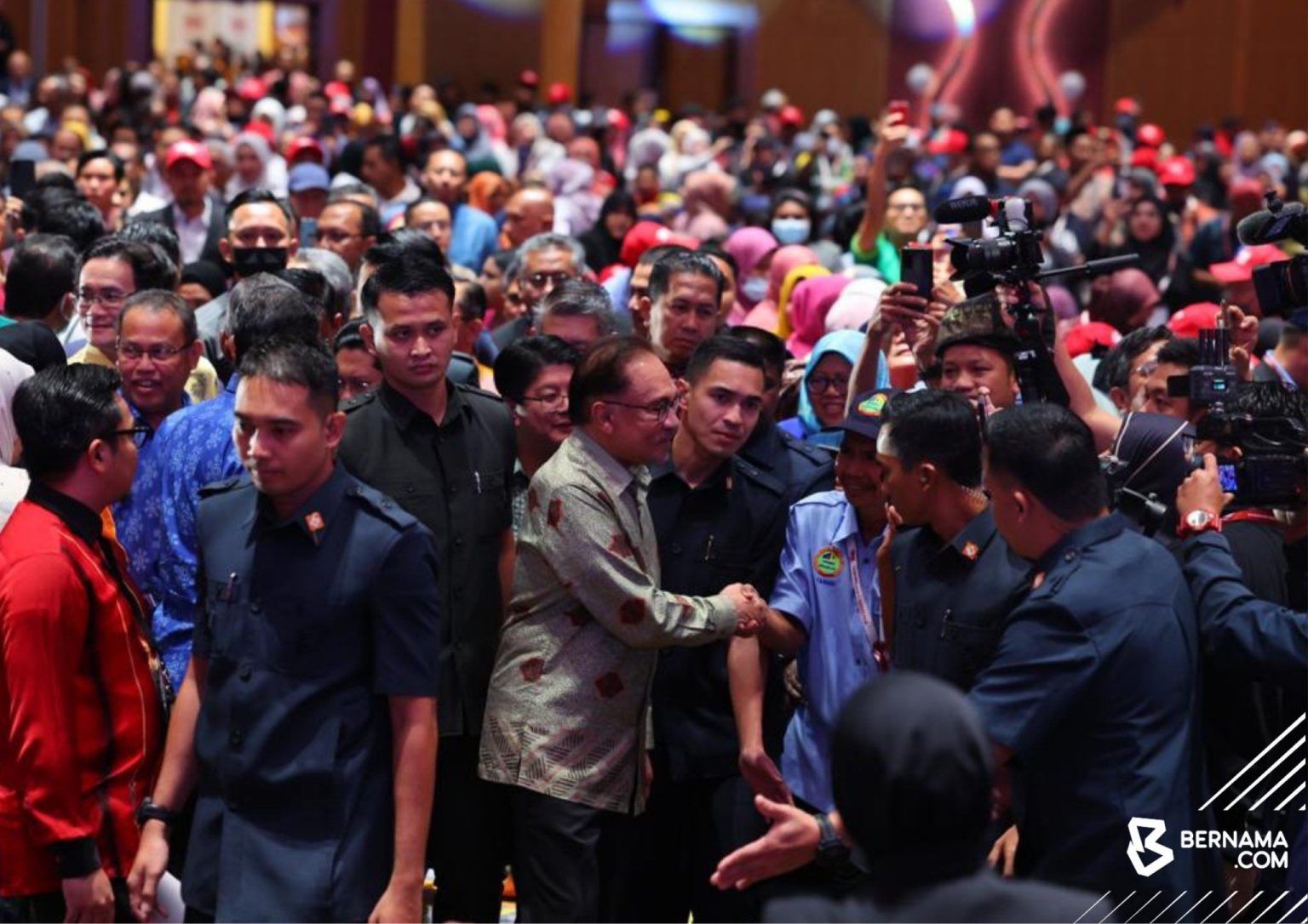 வெள்ளத் தடுப்புத் திட்டம்- மறு பேச்சுவார்த்தை வழி 180 கோடி வெள்ளியை மிச்சப்படுத்த முடியும்- அன்வார்