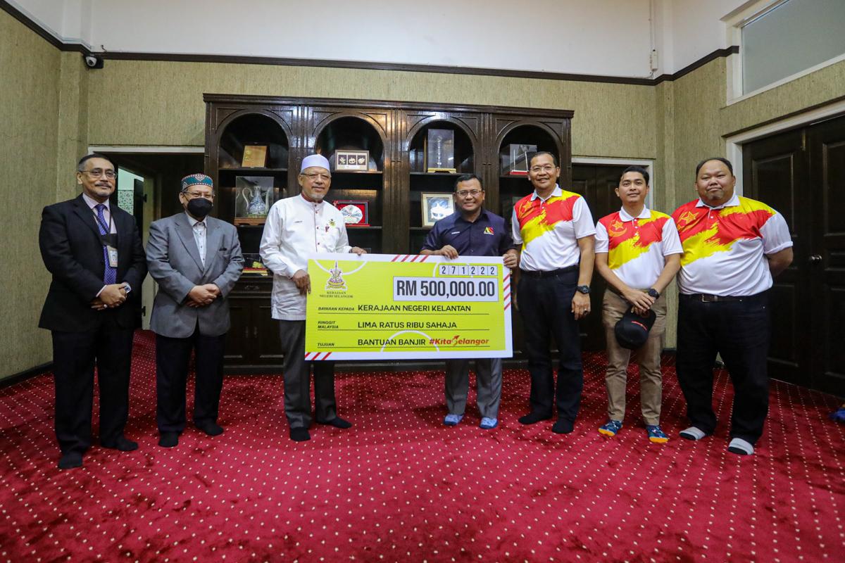 MB hands over half mln flood aid to Kelantan