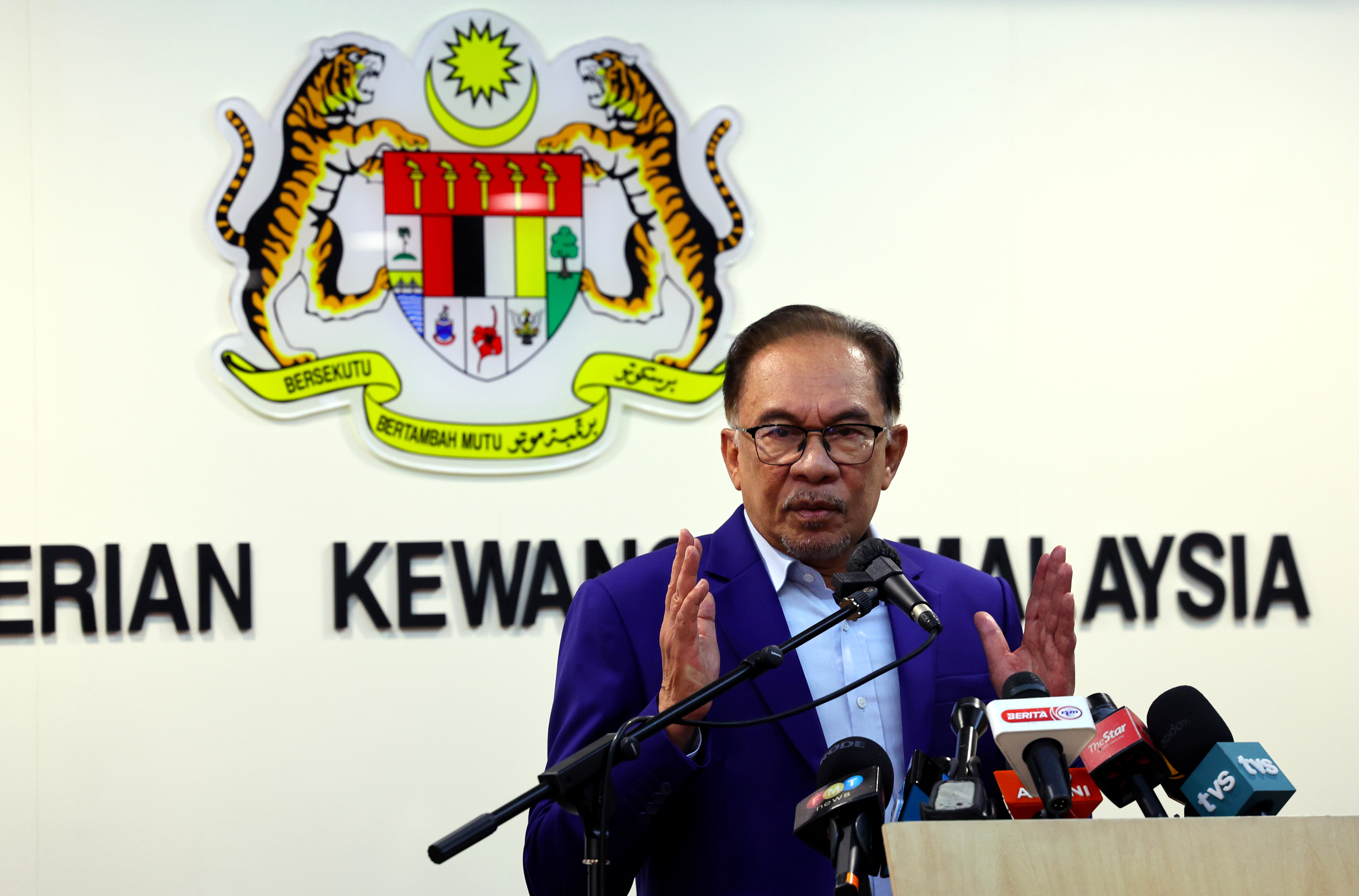 Didakwa terima RM15 juta, Anwar hantar notis tuntut Muhyiddin mohon maaf