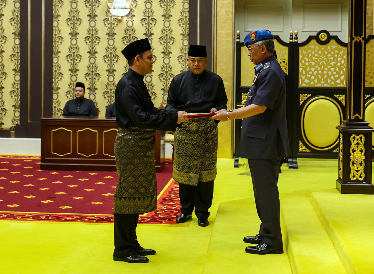 Agong presents instruments of appointment to 11 Malaysian envoys