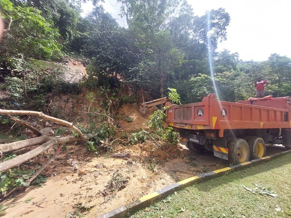 Kerja bersih runtuhan di Puchong giat dilaksana, tutup cerun guna kanvas