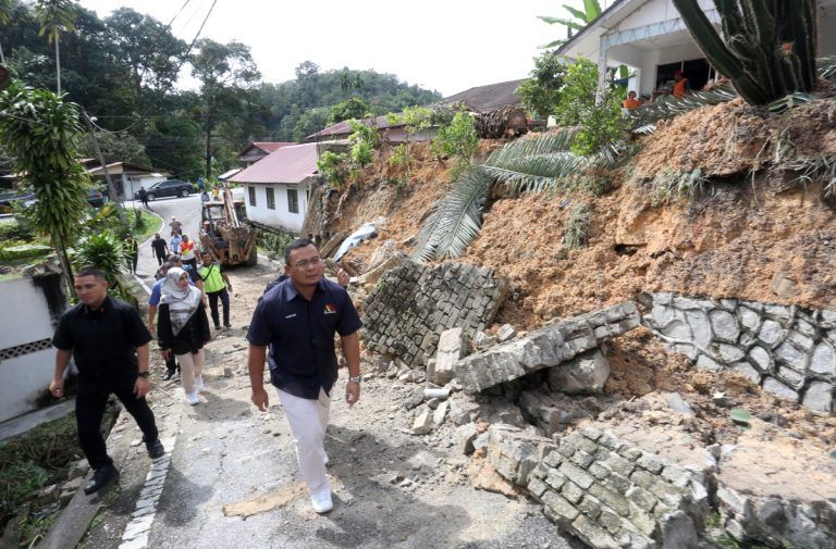 鹅唛甘榜土崩殃及1民宅   士拉央市会密切监督灾情