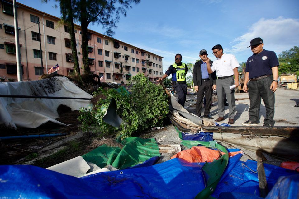 蒲种柏迈居民投诉 小贩路肩摆卖阻交通