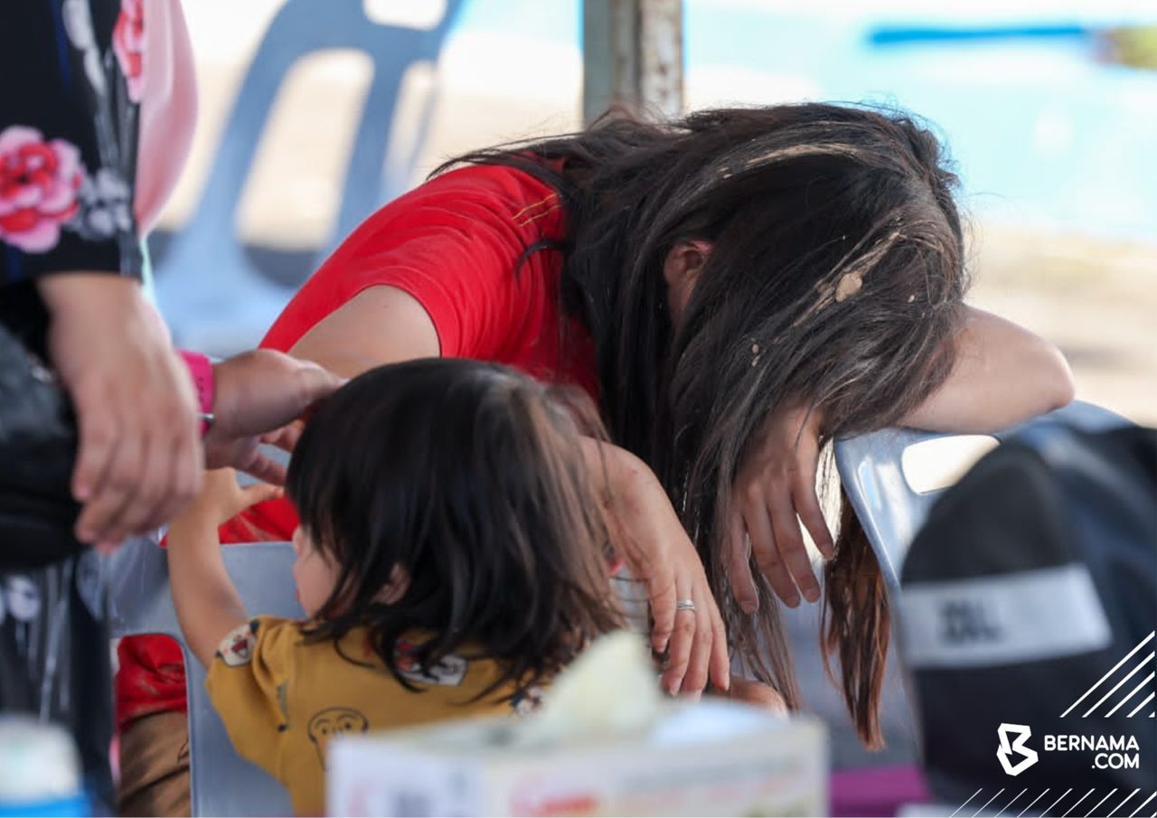 'Tanah jatuhi khemah, saya dan ibu merangkak selamatkan diri'