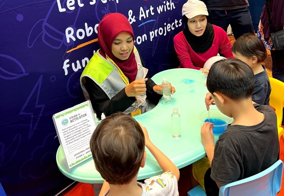 Pengunjung cilik pesta buku negeri teruja lakukan eksperimen sains guna kit Exploria