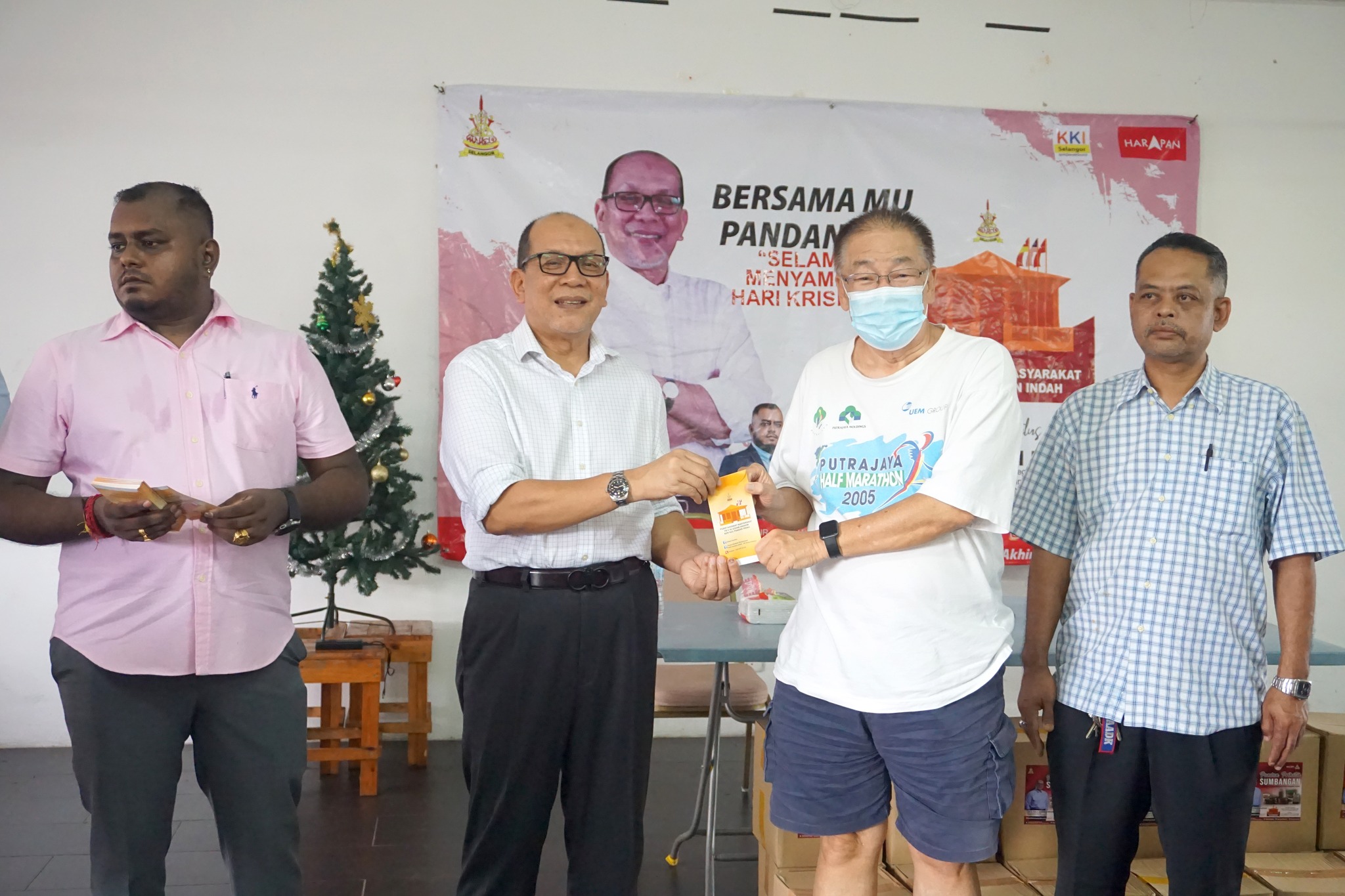 50 penganut Kristian DUN Pandan Indah terima sumbangan Hari Natal