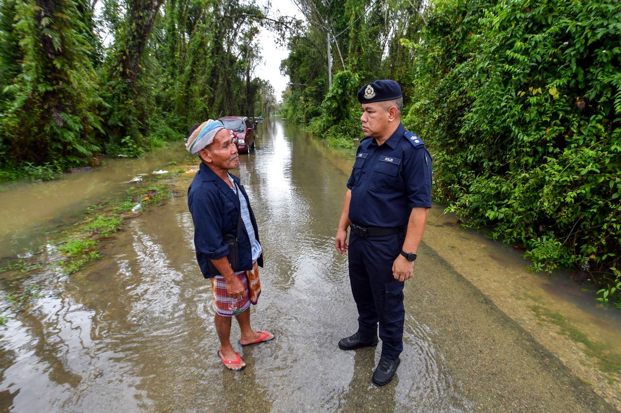 Warga emas guna perahu bantu pindahkan mangsa banjir di Pasir Mas