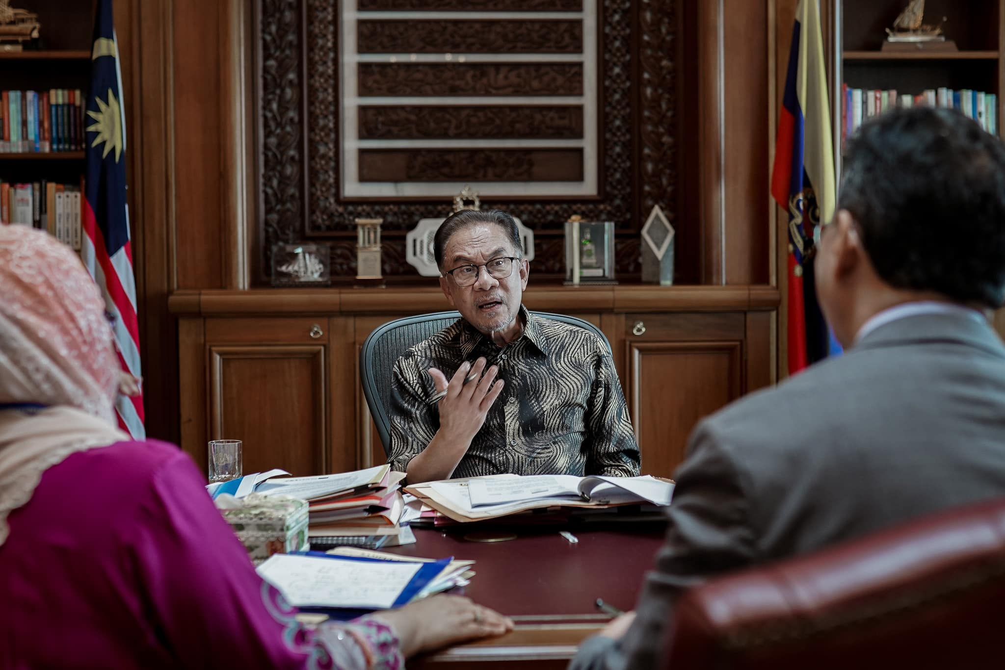 安华与财政部秘书长商明年预算案