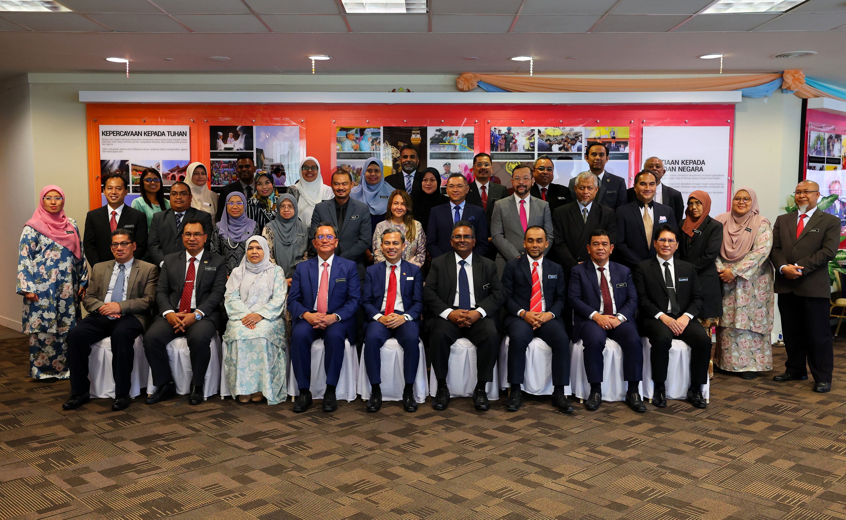 法米近期晤社媒供应商 商议遏止假新闻.激进讯息