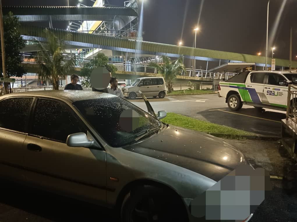 LZS ringan beban empat beranak tinggal dalam kereta