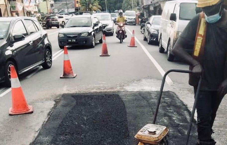 ட்விட்டரில் புகார்களைப் பெற்ற 24 மணி நேரத்திற்குள்  இரண்டு சாலைகள் சரிசெய்யப்பட்டன