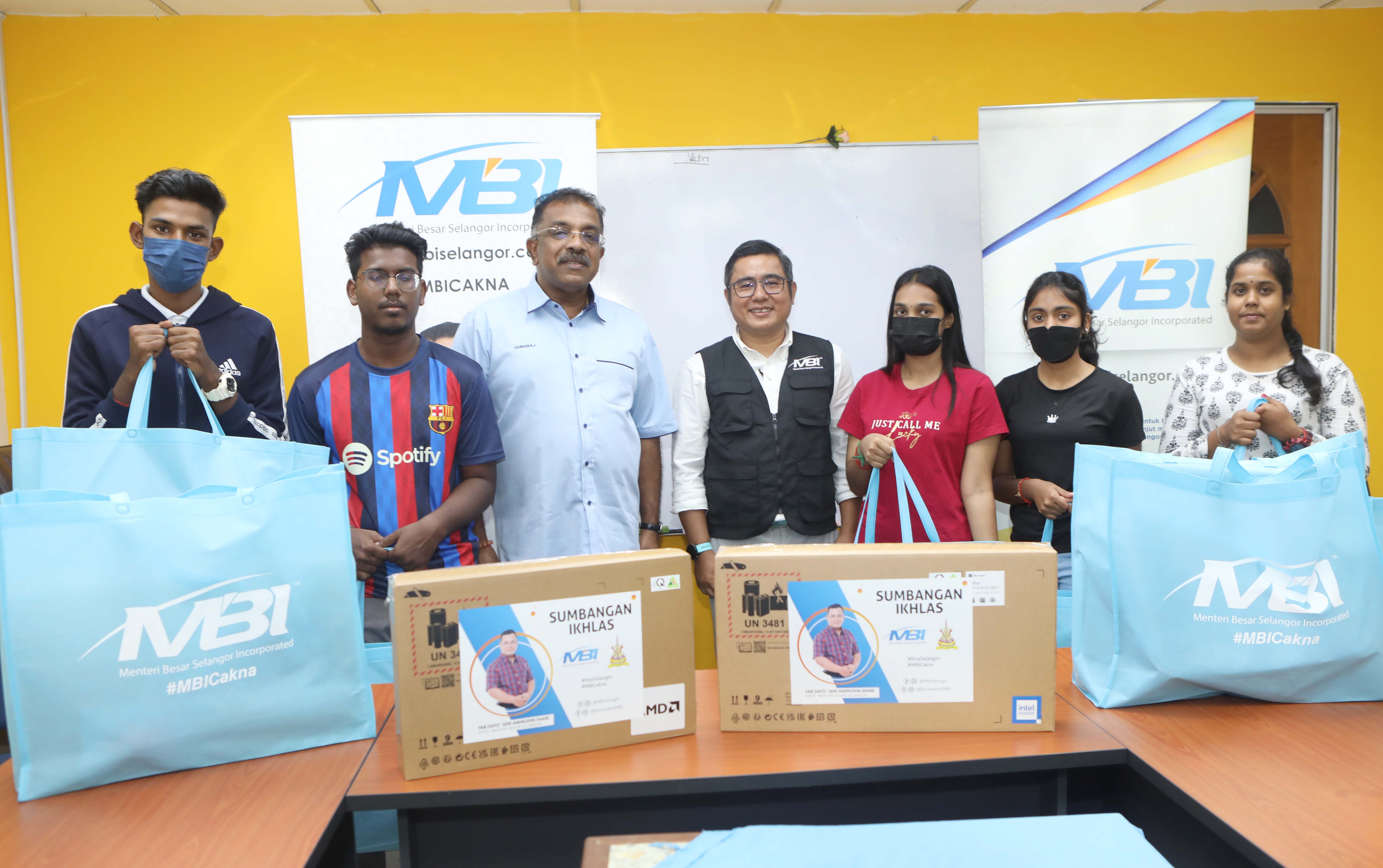 MBI belanja RM20,000 hulur komputer riba kepada 16 pelajar B40
