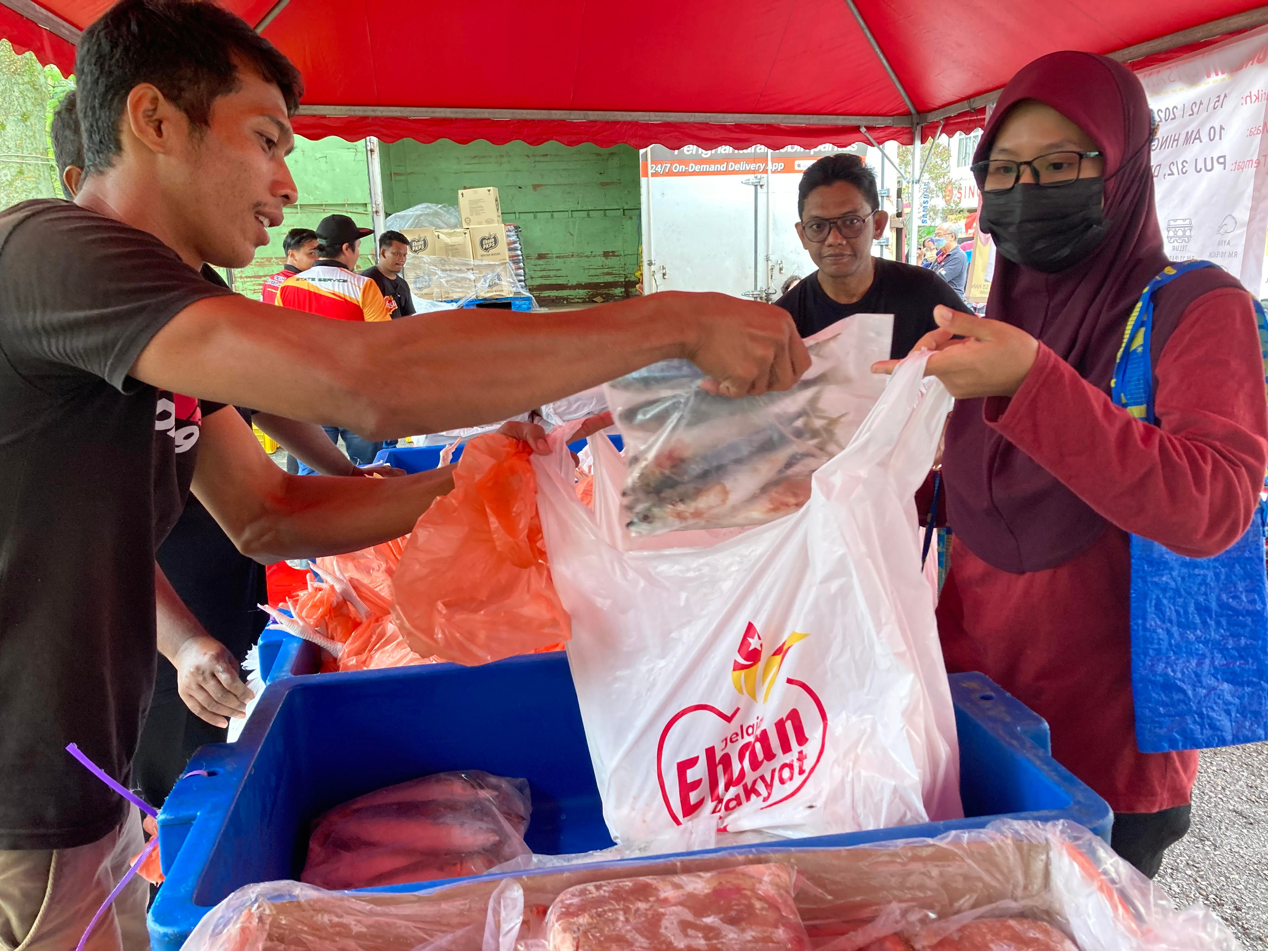 Suri rumah semangat beratur dua jam awal mahu beli ikan, ayam murah