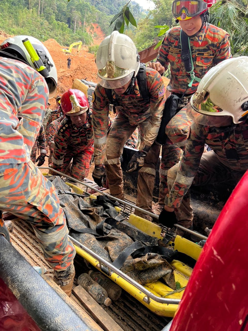 Tanah runtuh: Satu lagi mayat kanak-kanak perempuan ditemukan