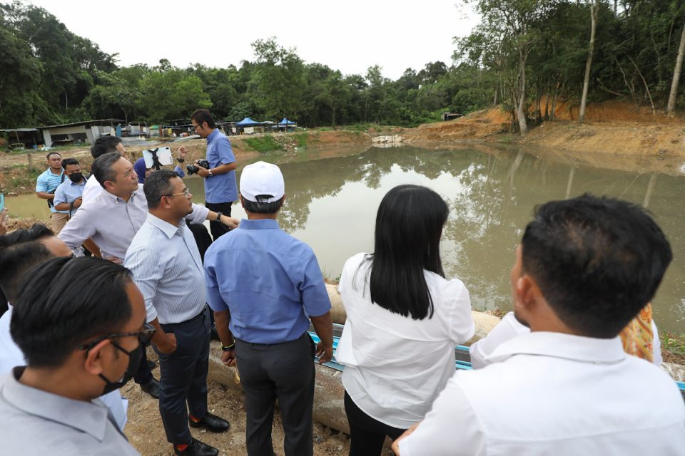 Build bund on illegal waste site of Taman Puncak Jalil to prevent sewage from flowing