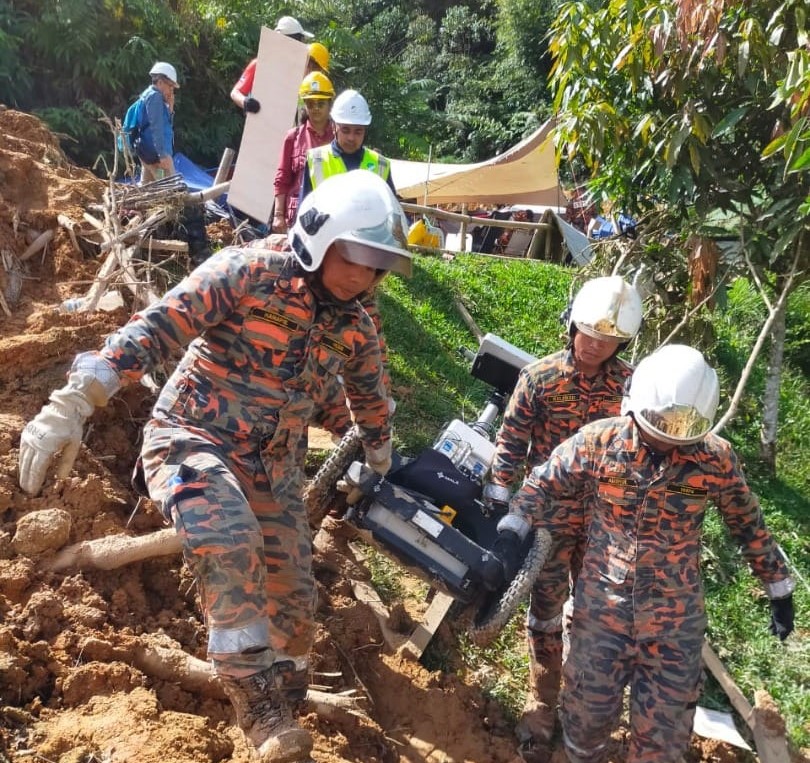 Tanah runtuh: Bomba temui empat petunjuk baharu kesan mayat tertimbus