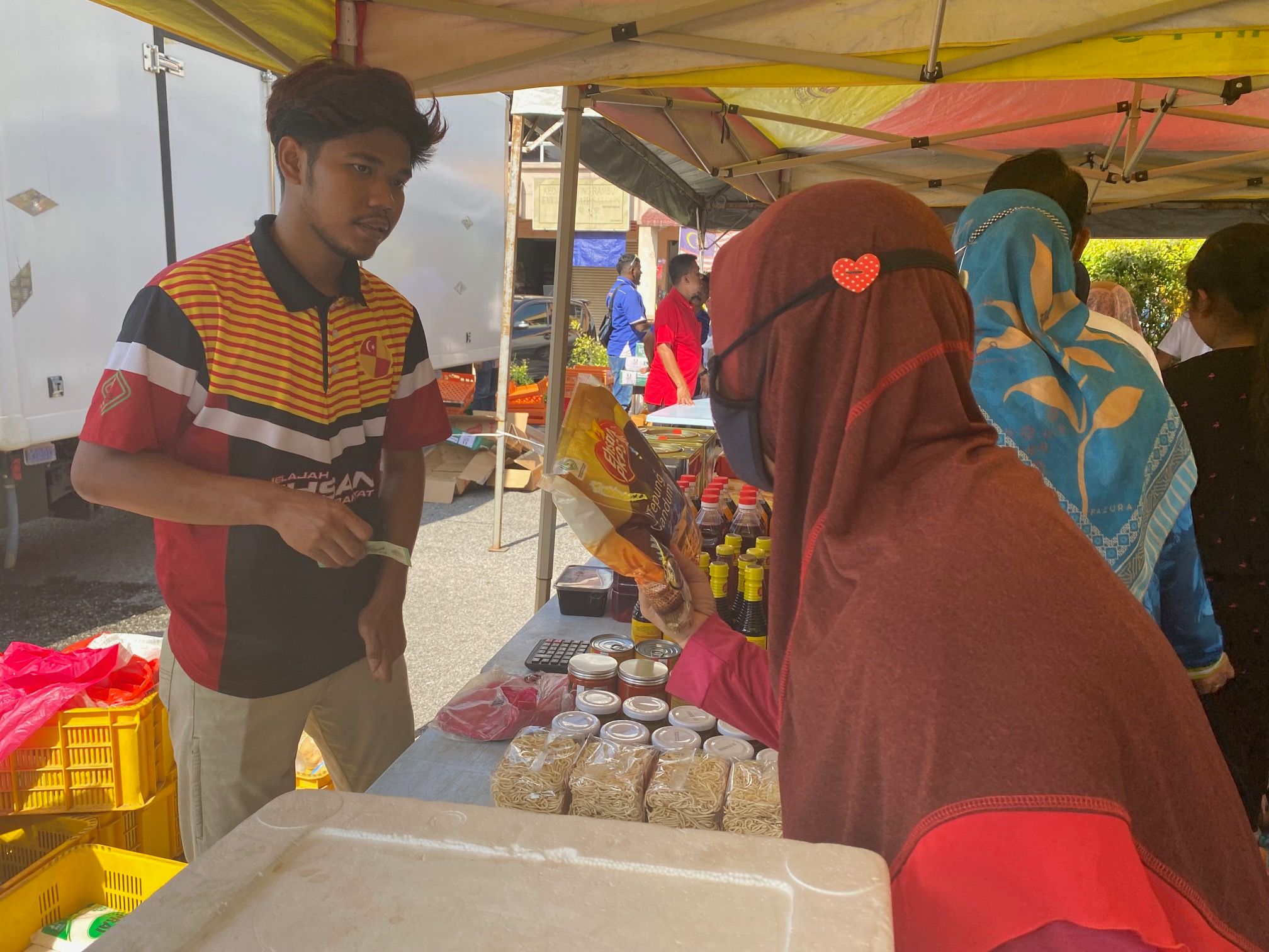 Warga emas manfaat jualan murah negeri beli barangan dapur, bantu orang susah