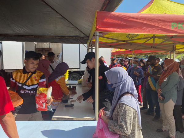 300 kampit beras habis dalam sejam di jualan murah DUN Rawang