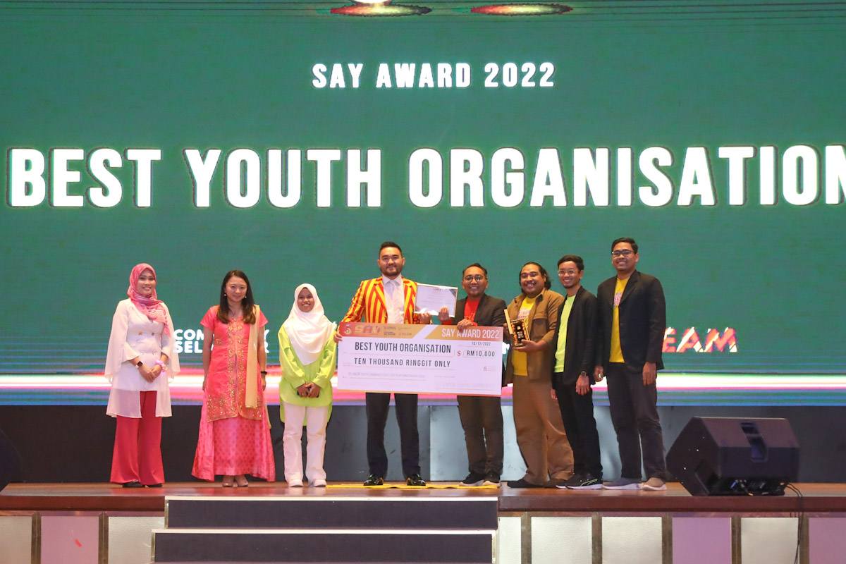 Raja Muda Selangor kurnia anugerah cemerlang kepada tujuh belia