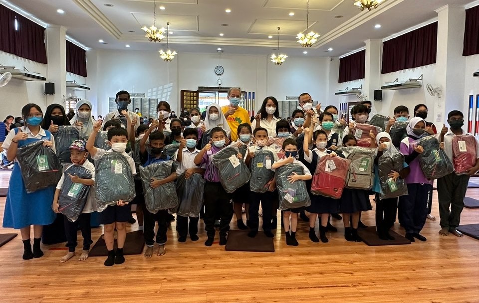 Subang Jaya rep hands over school aid to 400 students