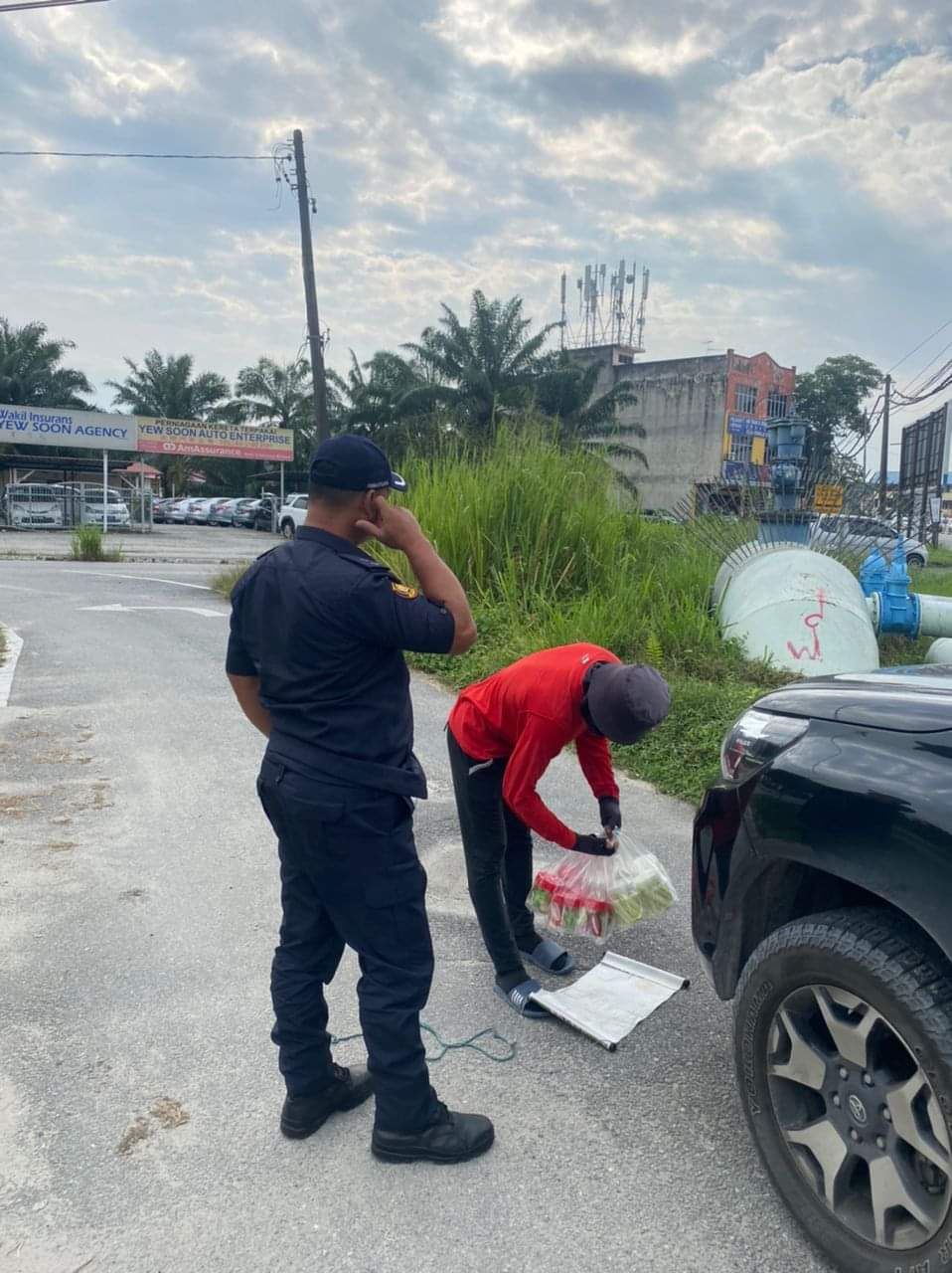 சாலை சமிக்ஞை விளக்கு பகுதிகளில் பழ வியாபாரம்- கோல லங்காட் நகராண்மைக் கழகம் நடவடிக்கை