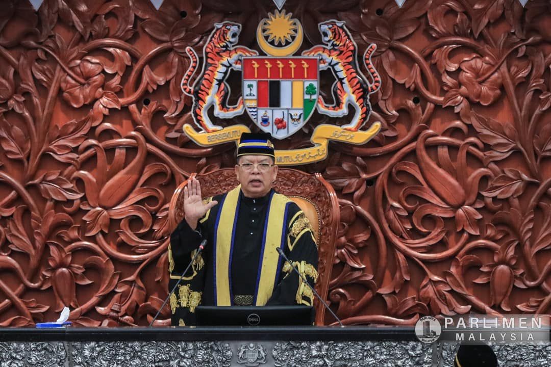 新科议长佐哈里打卡上班