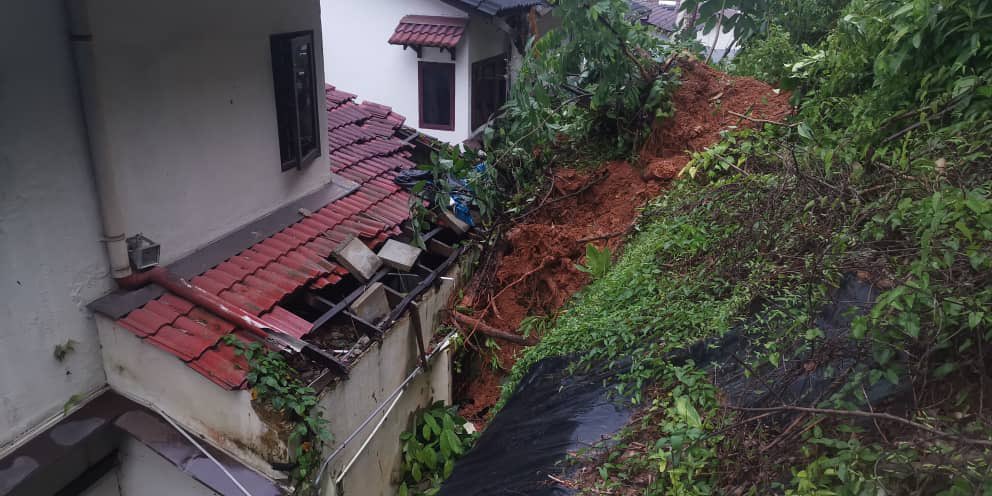 Six escape unhurt in Ampang landslide