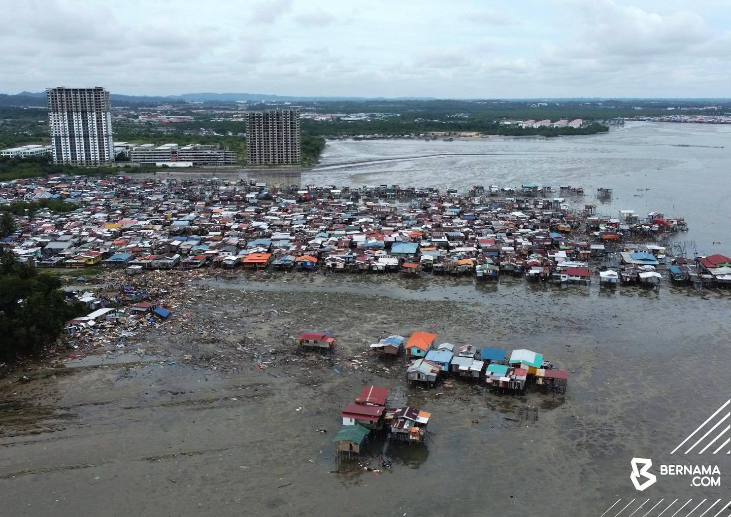 Satu pusat pemindahan sementara beroperasi di Sabah, Terengganu