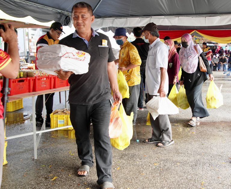 丹绒士拨人民市集年终大销售 1500鸡快速售完