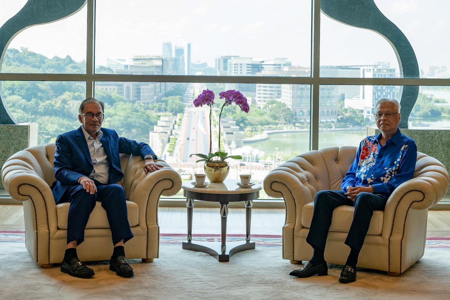 அன்வார்-இஸ்மாயில் சப்ரி சந்திப்பு- நடப்பு விவகாரங்கள் குறித்து விவாதித்தனர்