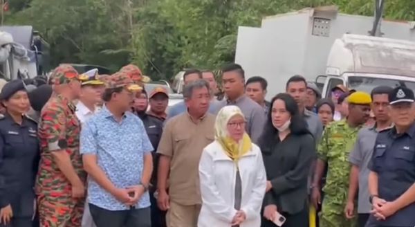 元首后视察峇冬加里土崩区