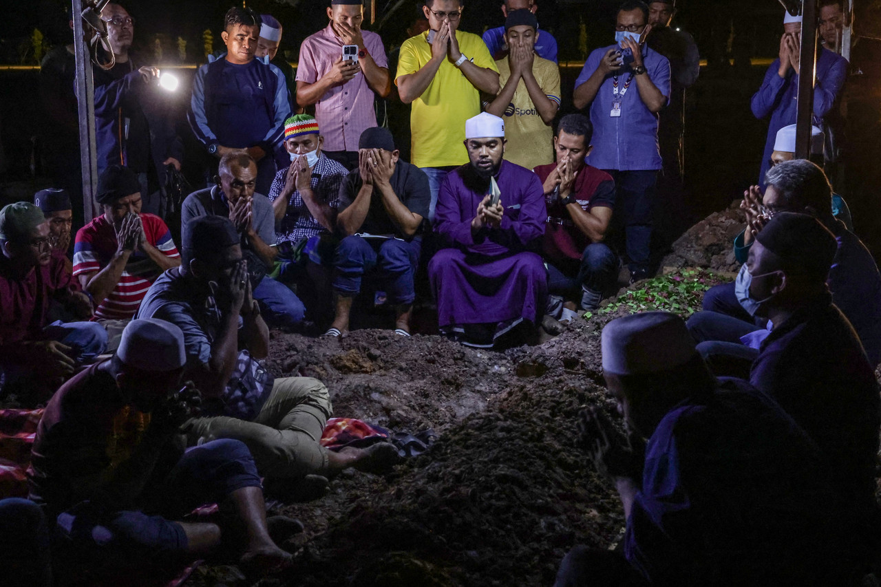 Batang Kali landslide: Nurul Azwani first victim to be buried