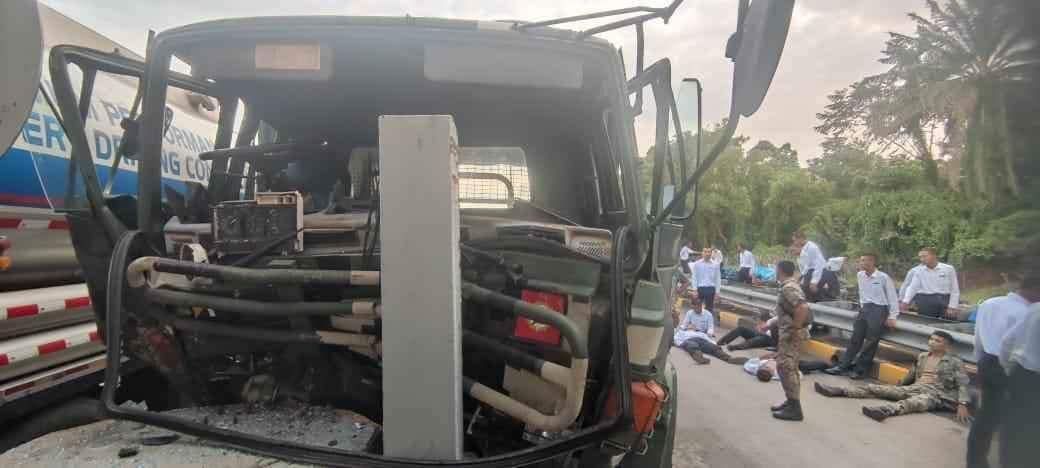 இராணுவ லோரி டோல் சாவடியை மோதியது. நான்கு வீரர்கள் படுகாயம்