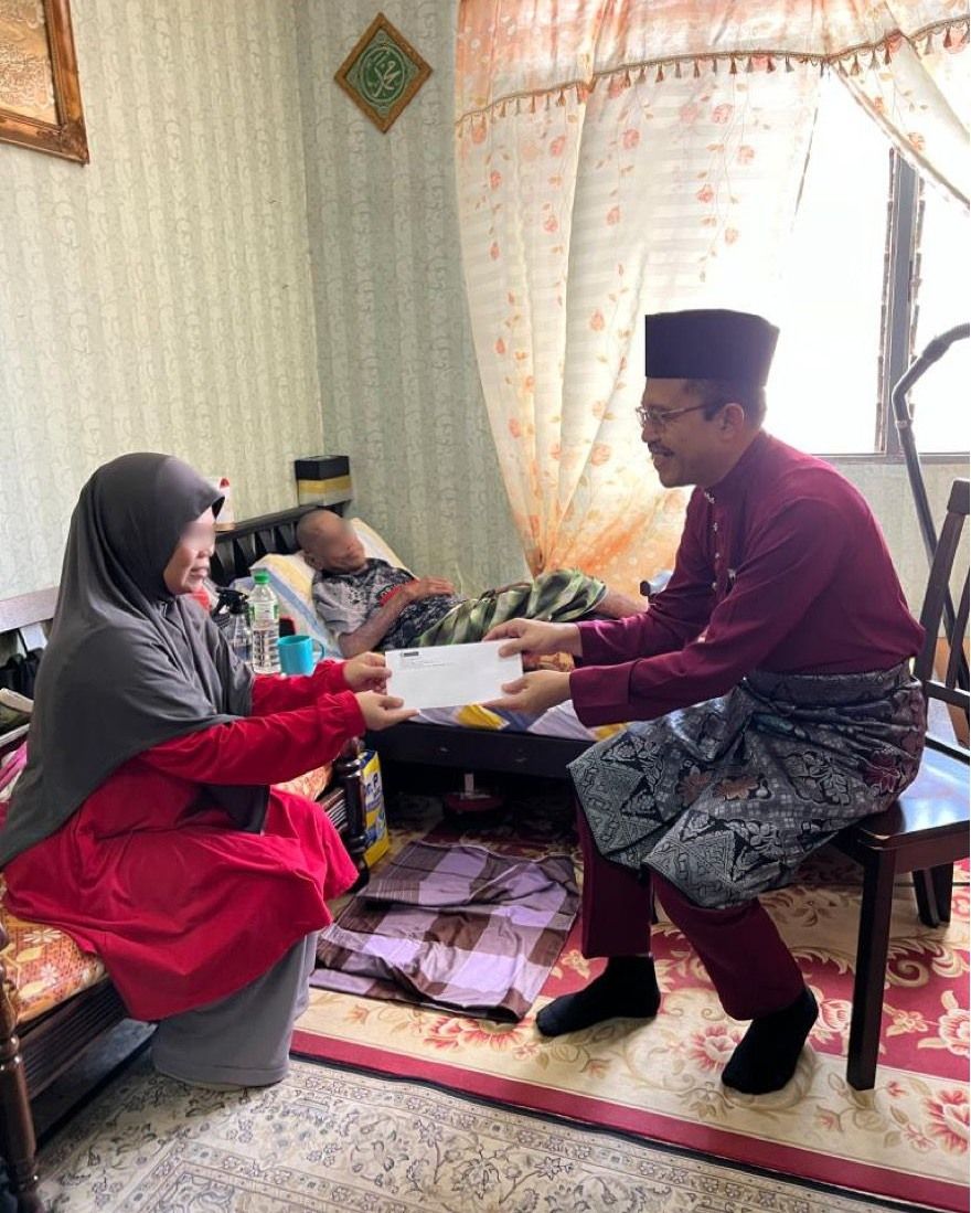 LZS: Isteri gendong suami sakit terima bantuan kerusi roda, kewangan