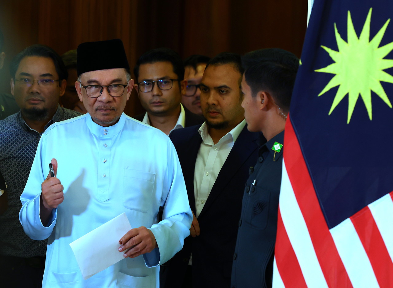 Anwar mahu pulihkan keyakinan peniaga, pelabur asing