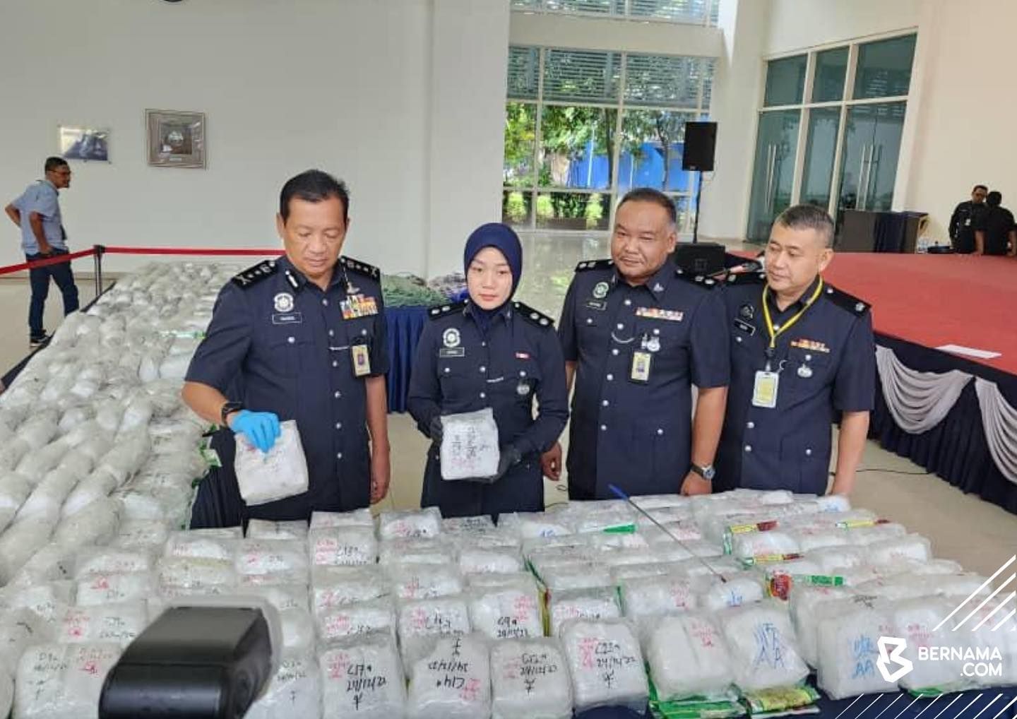 平安夜捣破年内最大毒巢  隆警方起获市值1150万冰毒