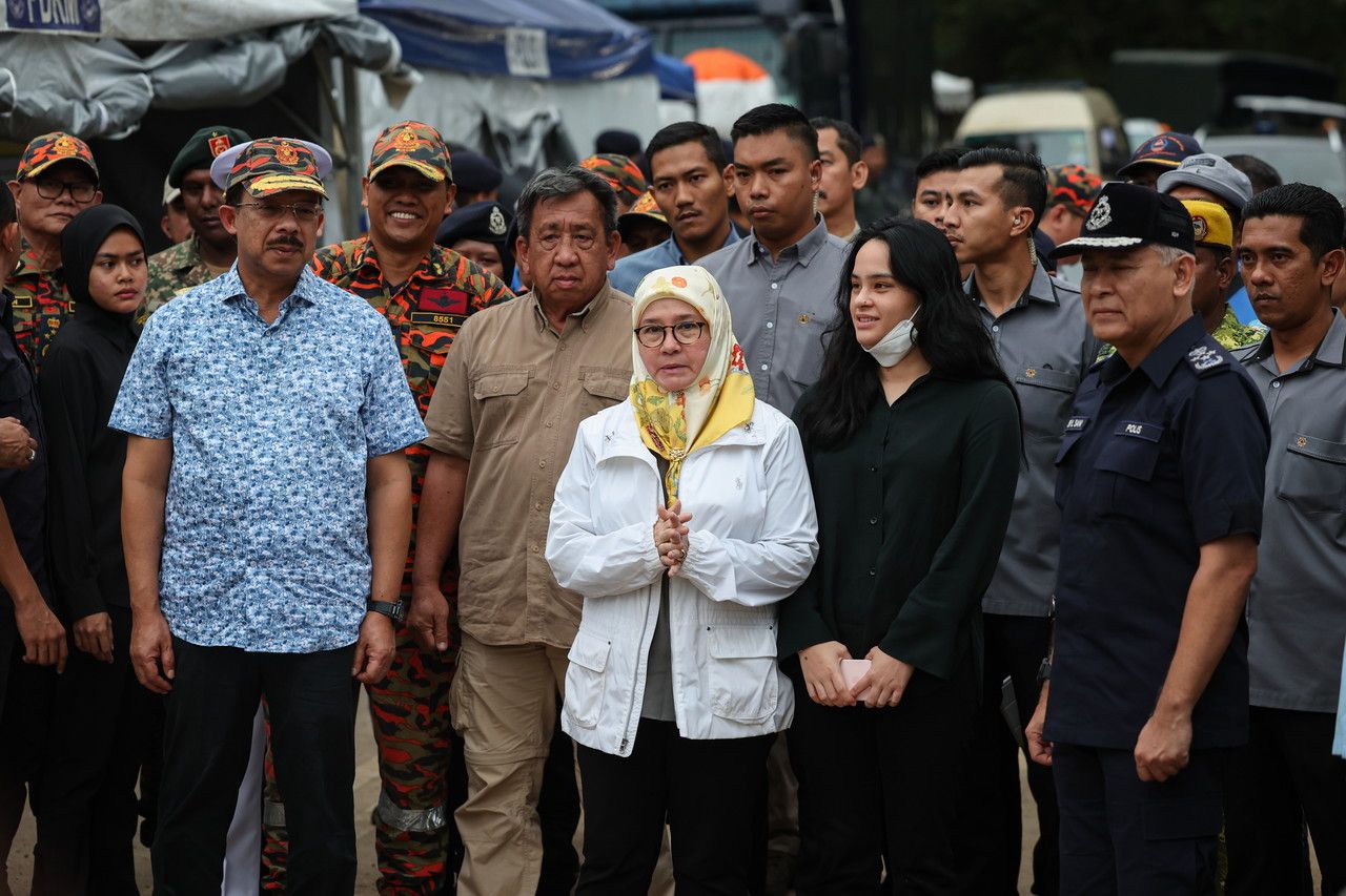 Batang Kali landslide: Queen wants all parties to be patient as SAR teams doing their best