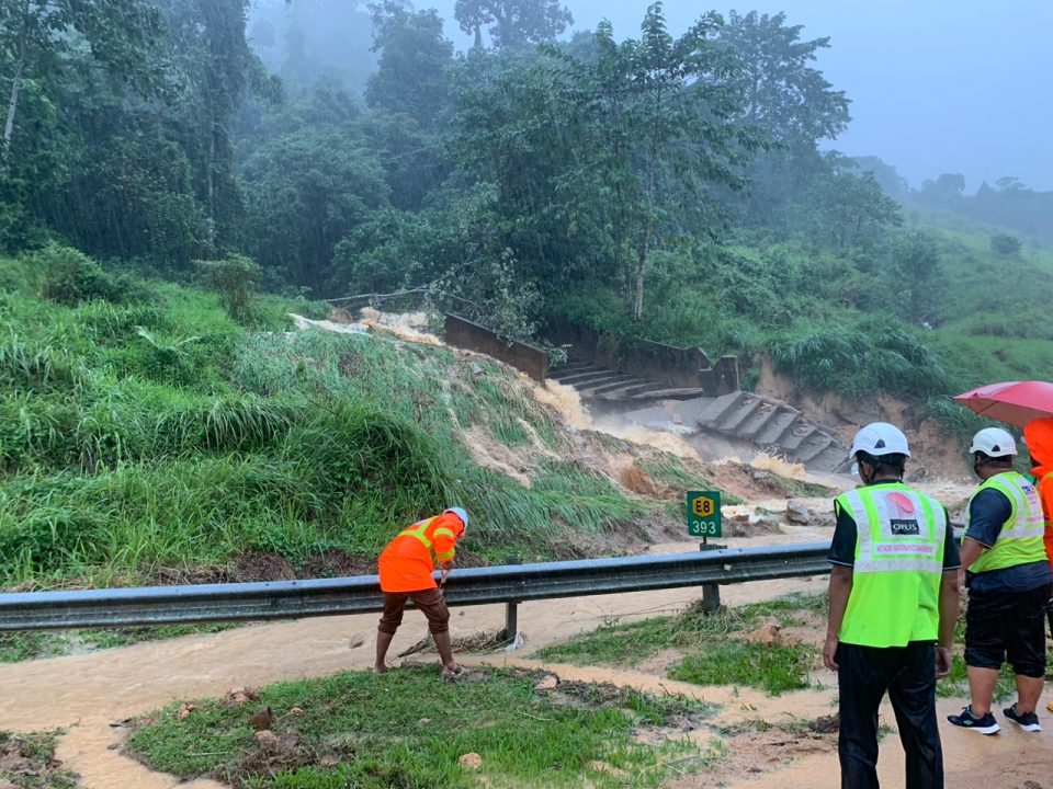 Flash flood on LPT 2 due to water overflow from slope