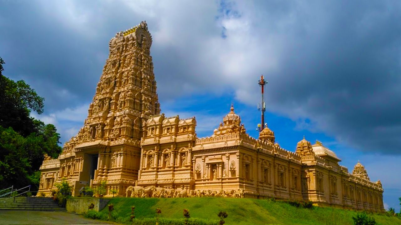 சிலாங்கூரில் மக்கள்  ஒற்றுமைக்கு  எடுத்துக்காட்டாக பல்வேறு சமய  வழிபாட்டு இல்லங்கள் விளங்குகின்றன.