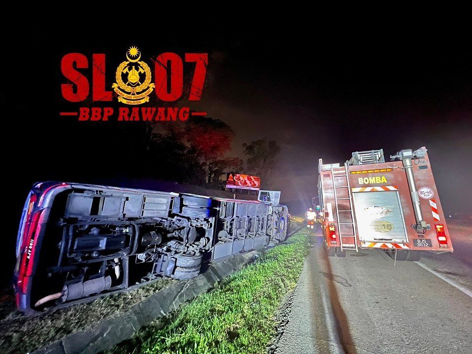 விரைவுப் பேருந்து கவிழ்ந்ததில் பெண் ஒருவரும் சிறுமியும் காயமடைந்தனர்