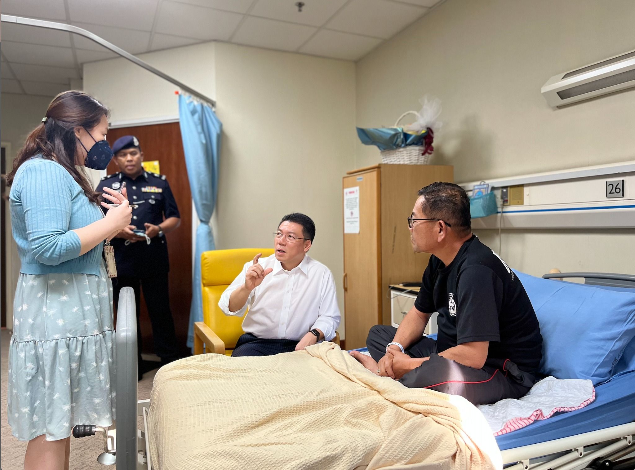 倪可敏慰问雪消拯局局长 促搜救员照顾自身安全