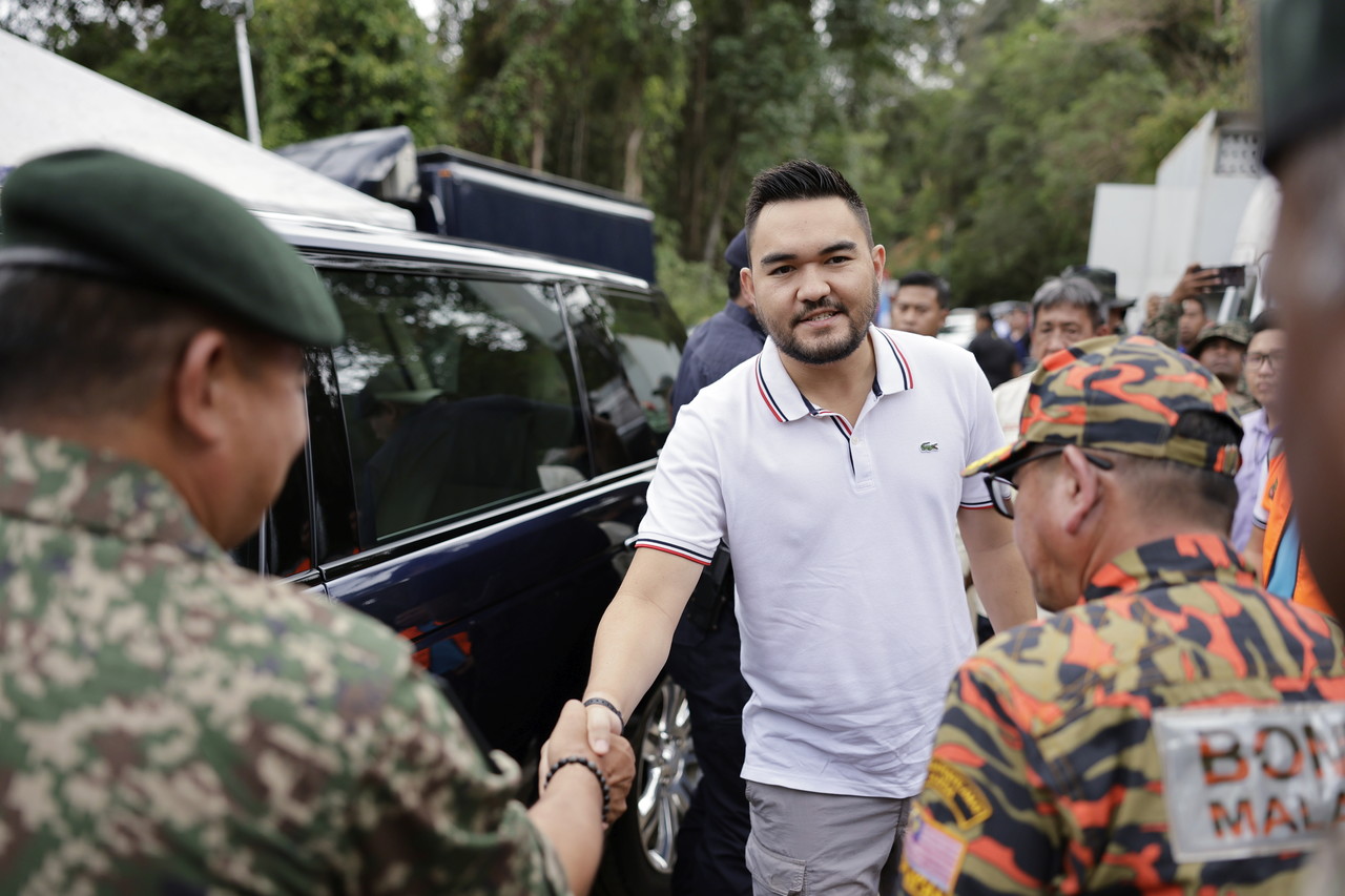 Batang Kali landslide: Selangor Raja Muda inspects SAR operation for missing victims