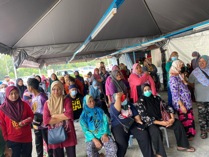 Lima barangan asas habis dalam sejam, ratusan penduduk kunjungi jualan murah